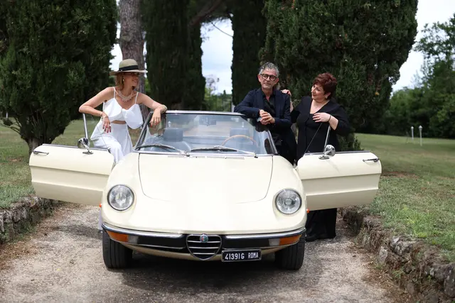 Lo staff di Clemente con una modella e un’auto d’epoca bianca, collezione Luxury Moment